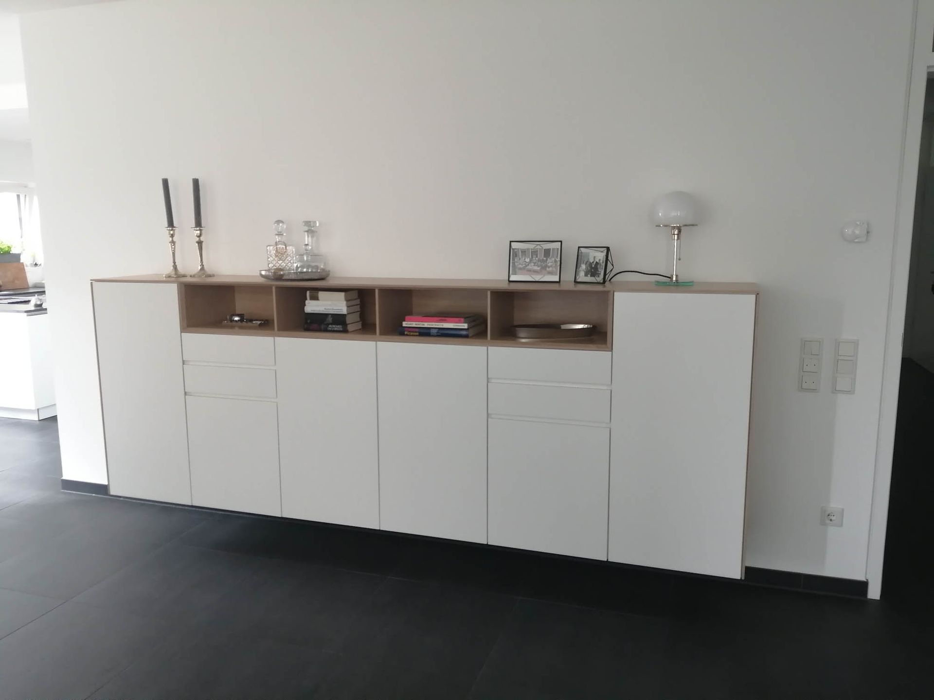 Ein Bücherregal mit vielen Büchern in einem Raum