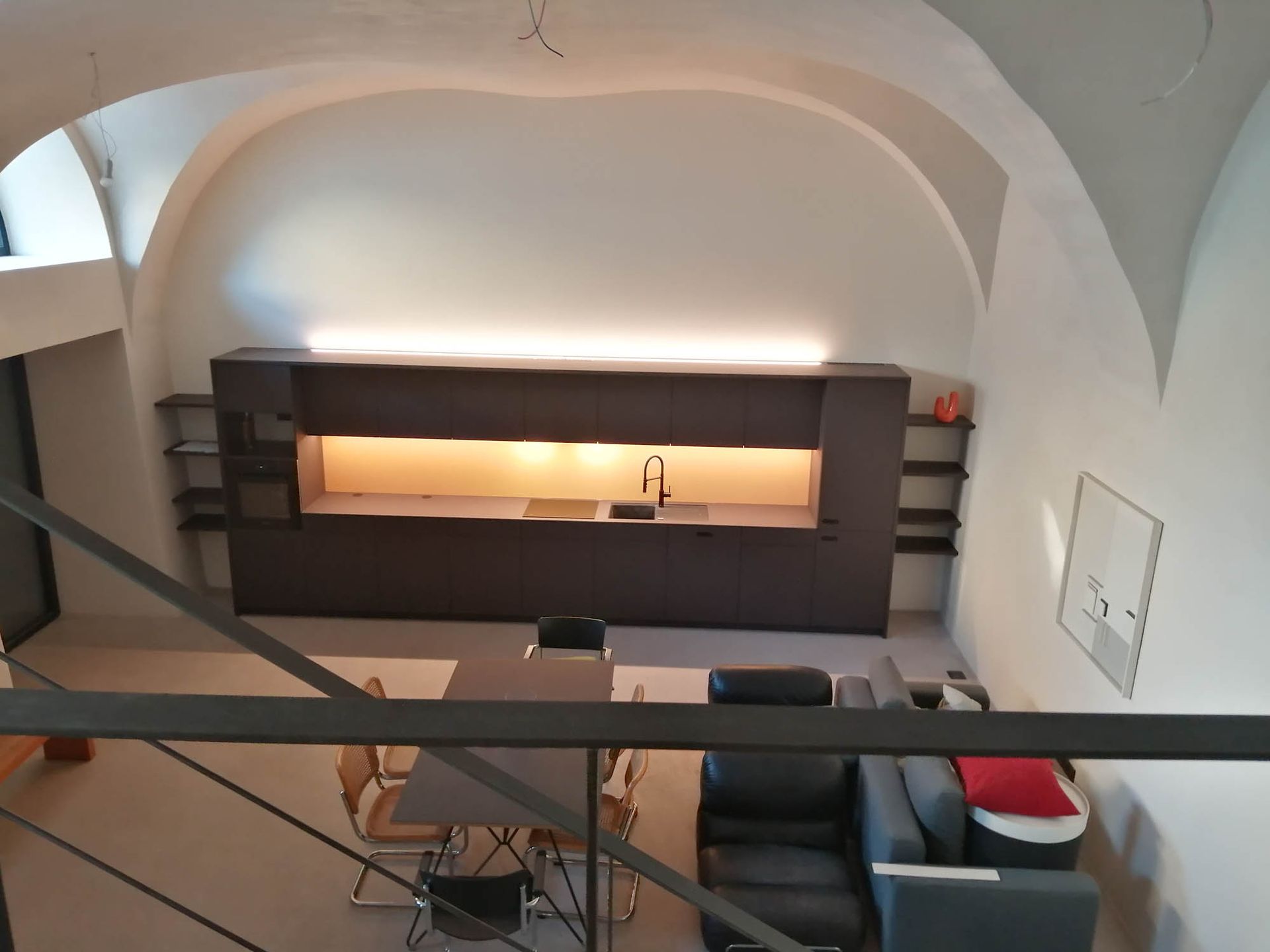 In den Regalen in diesem Raum stehen viele Bücher.