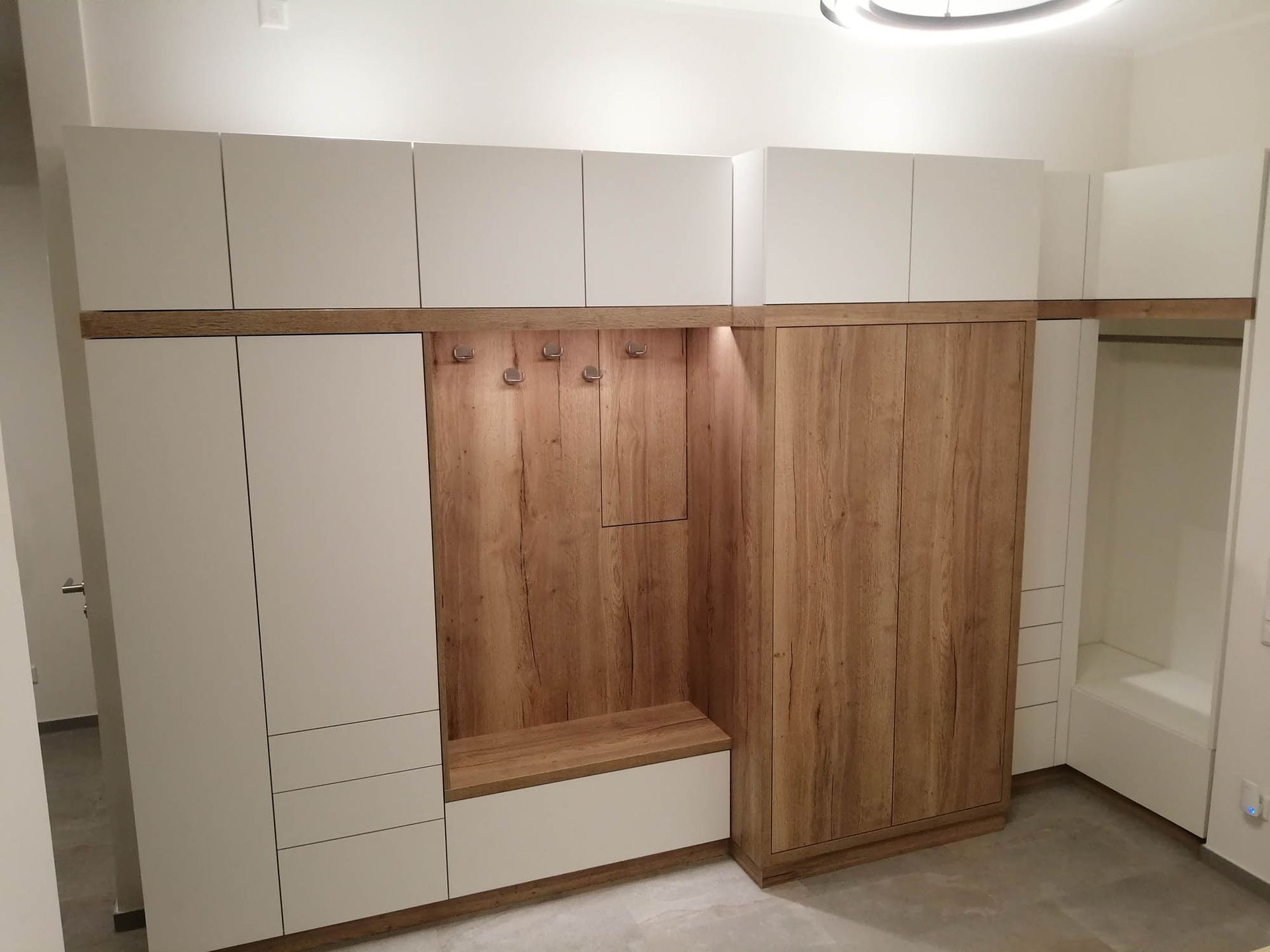 Ein Schlafzimmer mit Bett, Nachttisch, Teppich und Fenster.