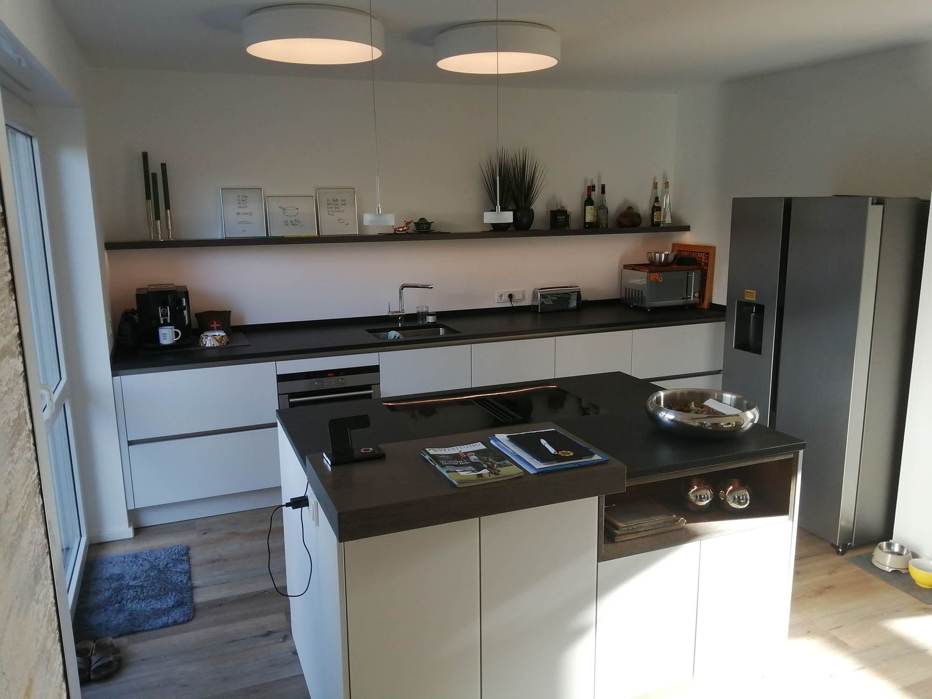 Ein Zimmer mit einer Kommode und einem großen weißen Schrank