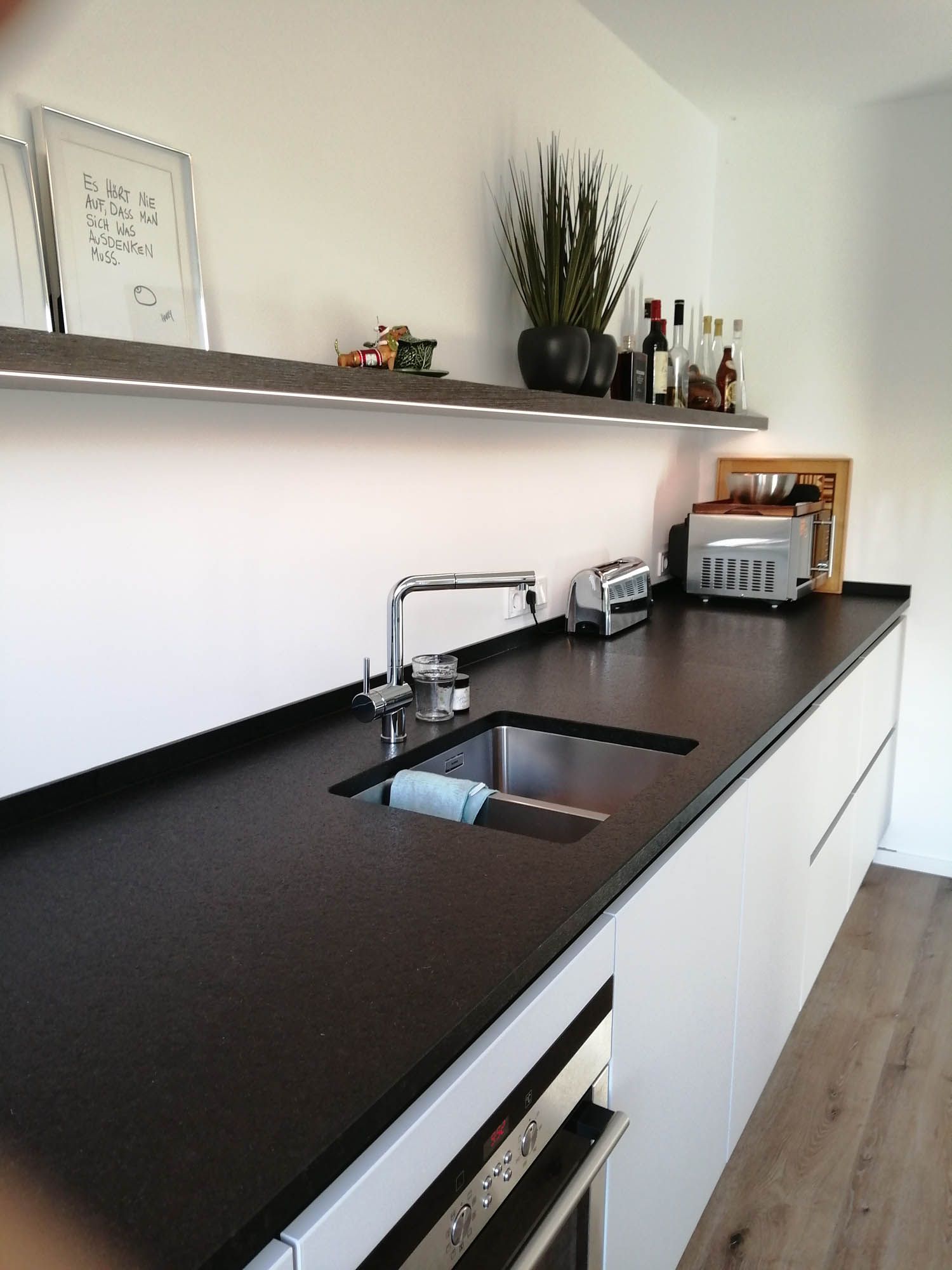 Eine Küche mit weißen Schränken und Holzböden