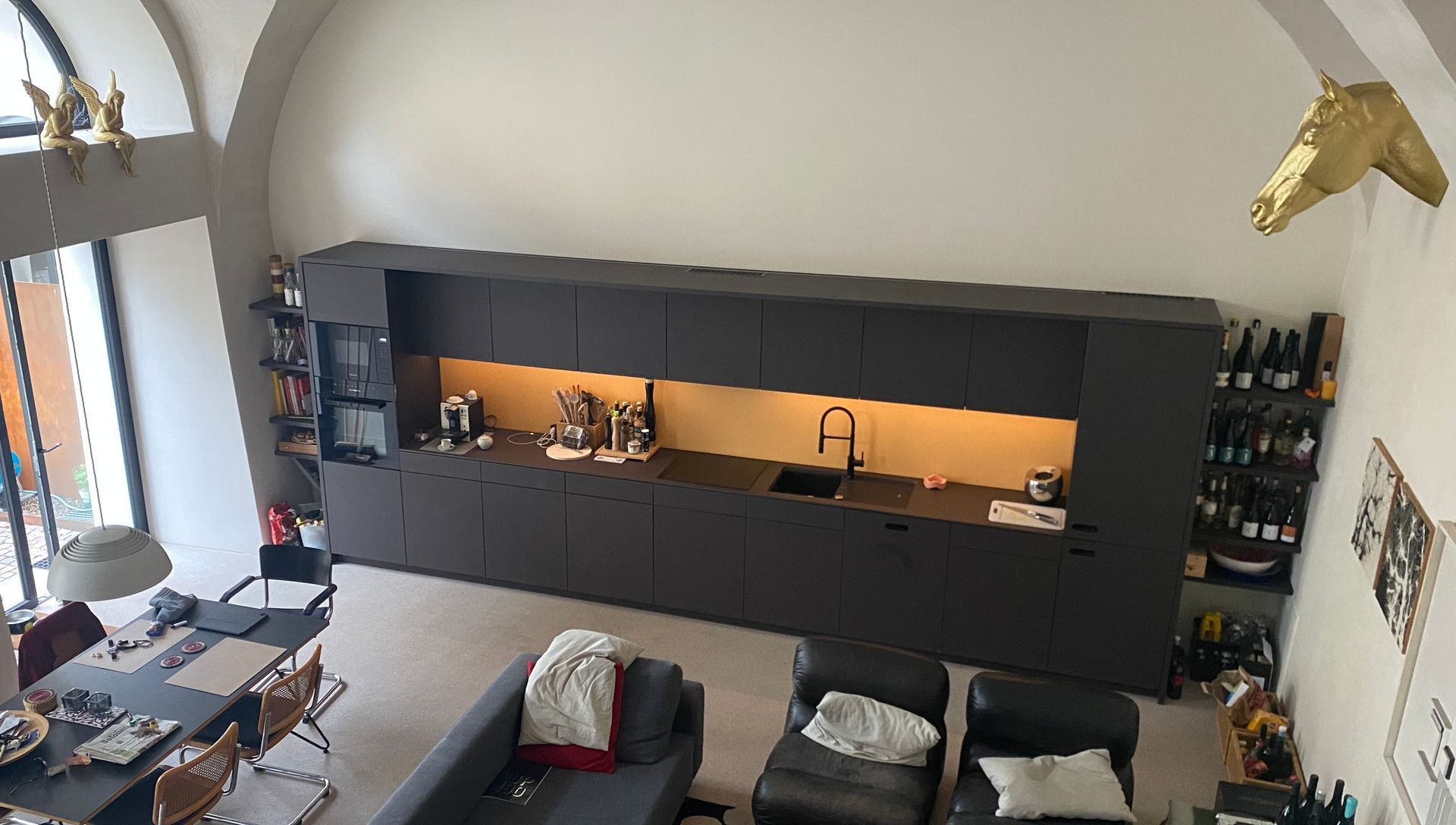 Eine Luftaufnahme eines Wohnzimmers und einer Küche