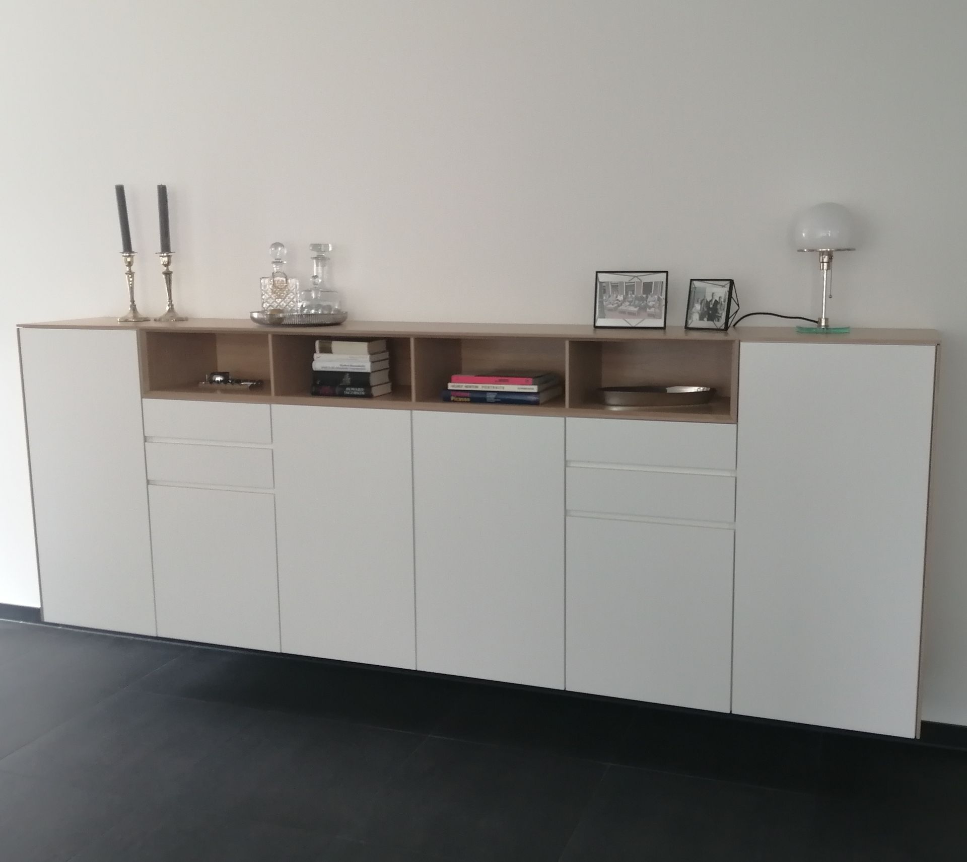 Ein grauer Rezeptionstresen mit einer weißen Wand dahinter