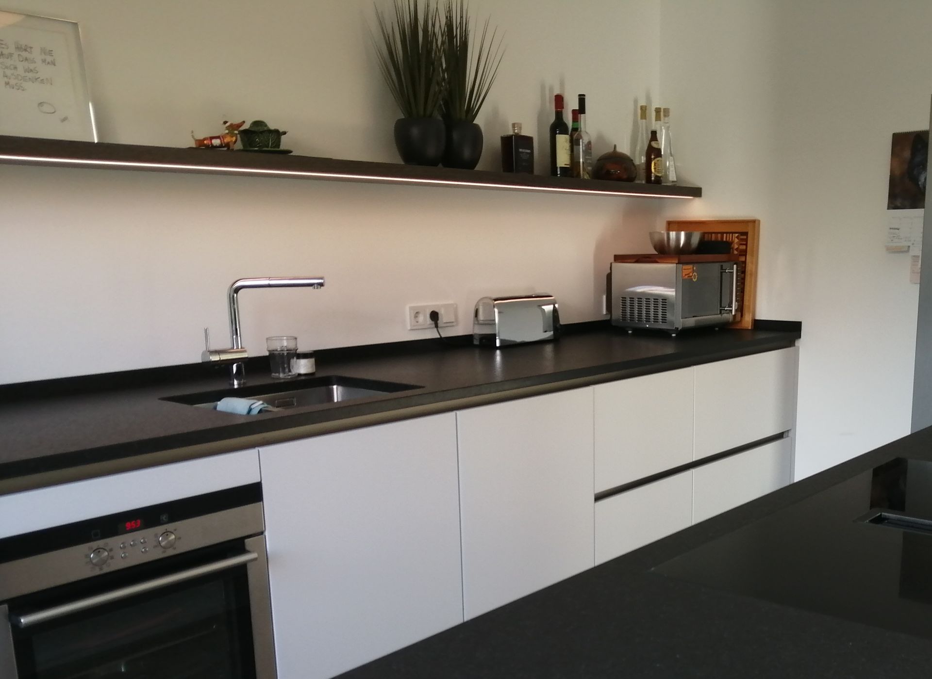 In den Regalen in diesem Raum stehen viele Bücher.