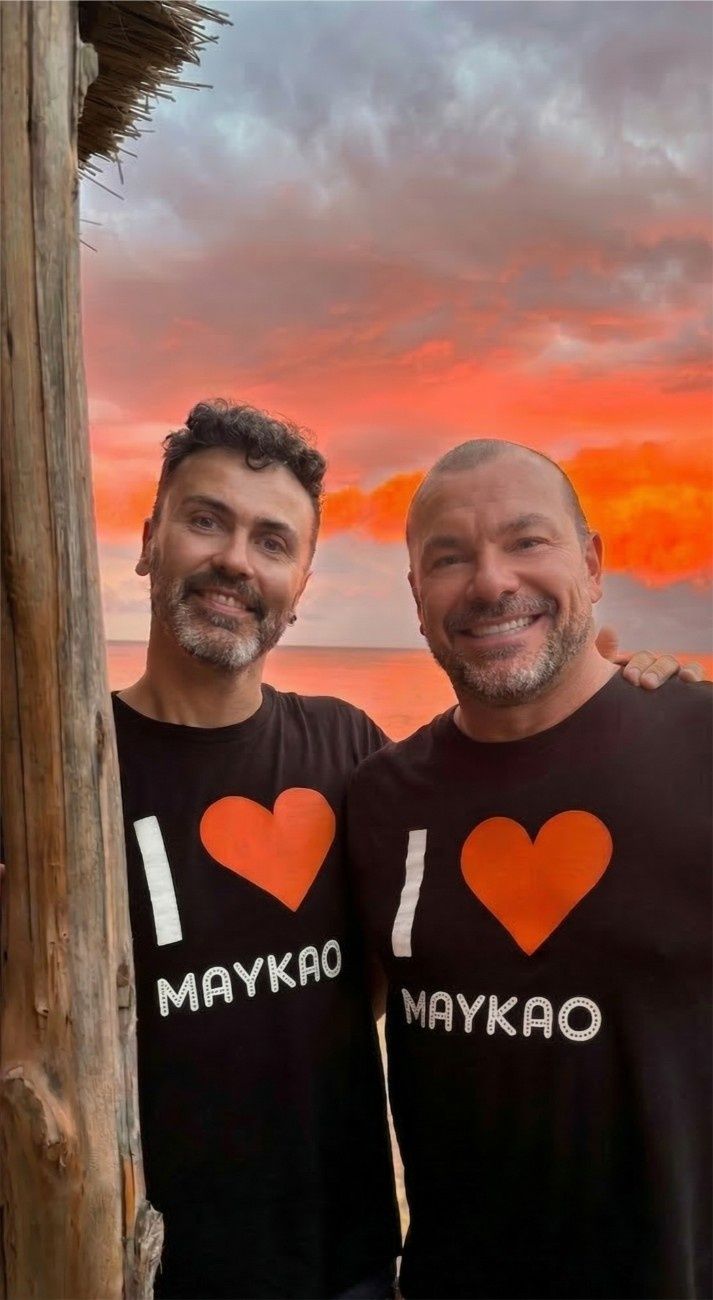 Paella en sartén redonda; arroz con verduras, cubierto con pato en rodajas.