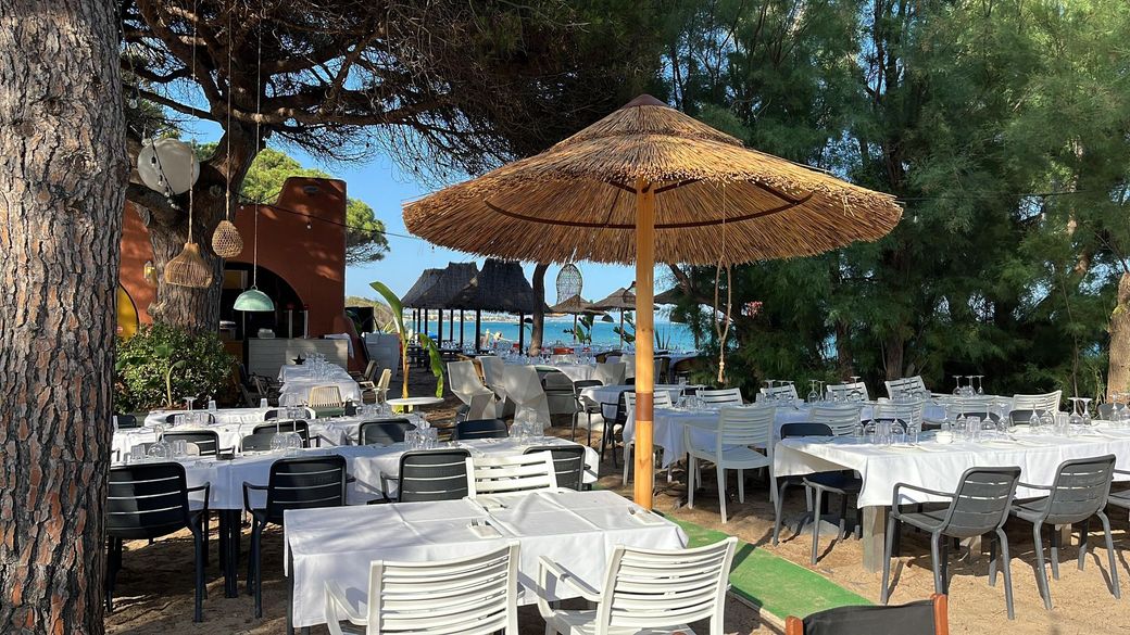 Pati de restaurant a l'aire lliure amb taules