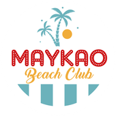 Logotipo para Maykao Beach Club: texto rojo con luces blancas, palmeras, sol y fondo de rayas azules y blancas.