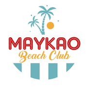 Logotipo para Maykao Beach Club: texto rojo con luces blancas, palmeras, sol y fondo de rayas azules y blancas.