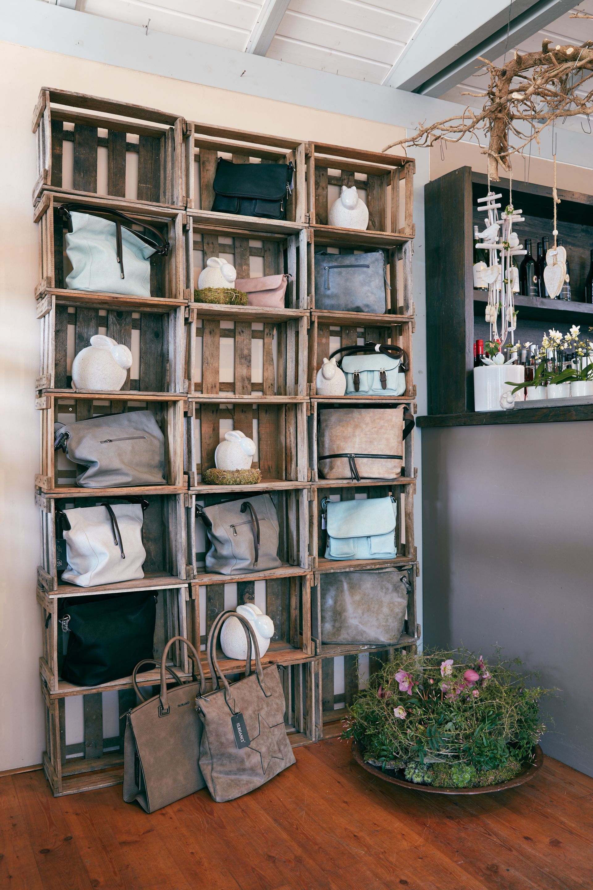 Regal mit Blumen und Taschen bei Blümerant in Lage