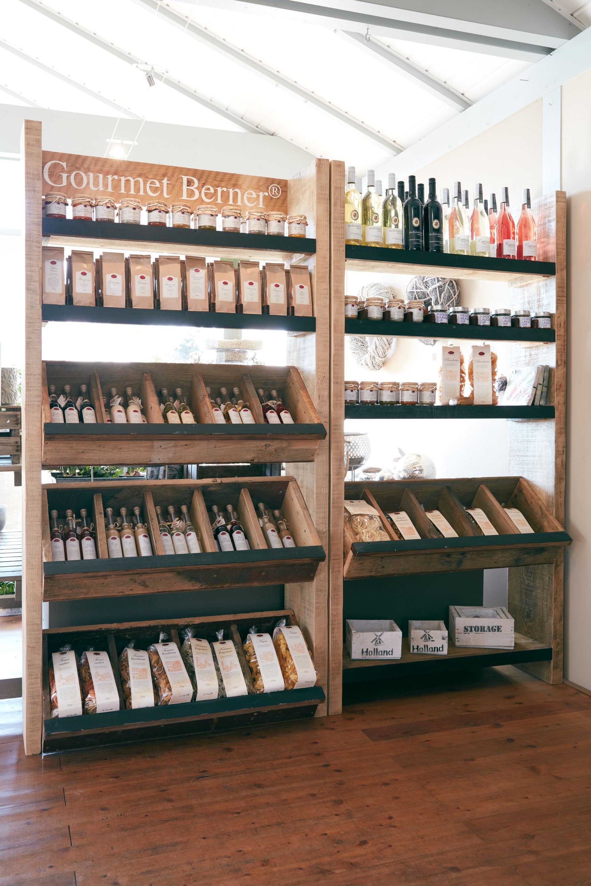 Regal mit Feinkost für Präsentkörbe bei Blümerant in Lage