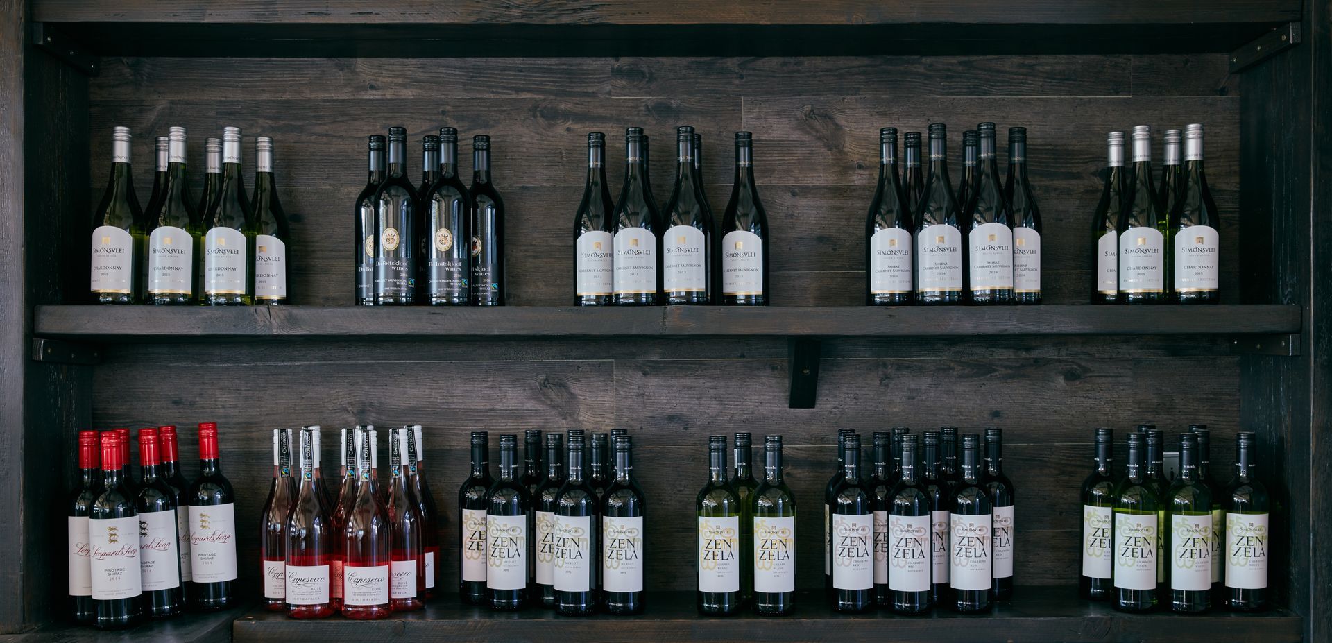 Regal mit Weinflaschen