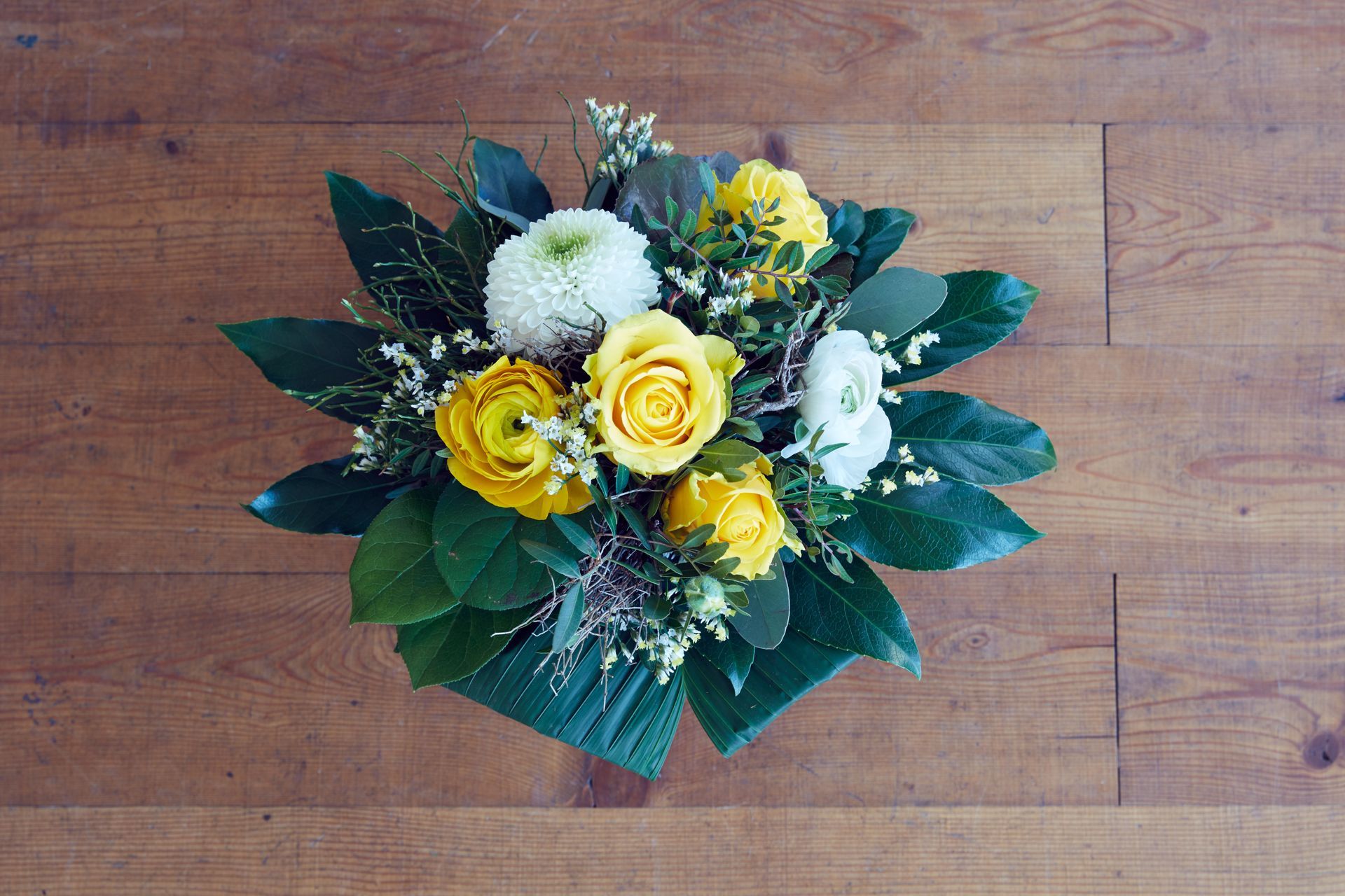 Blumenstrauß mit gelben und weißen Blumen