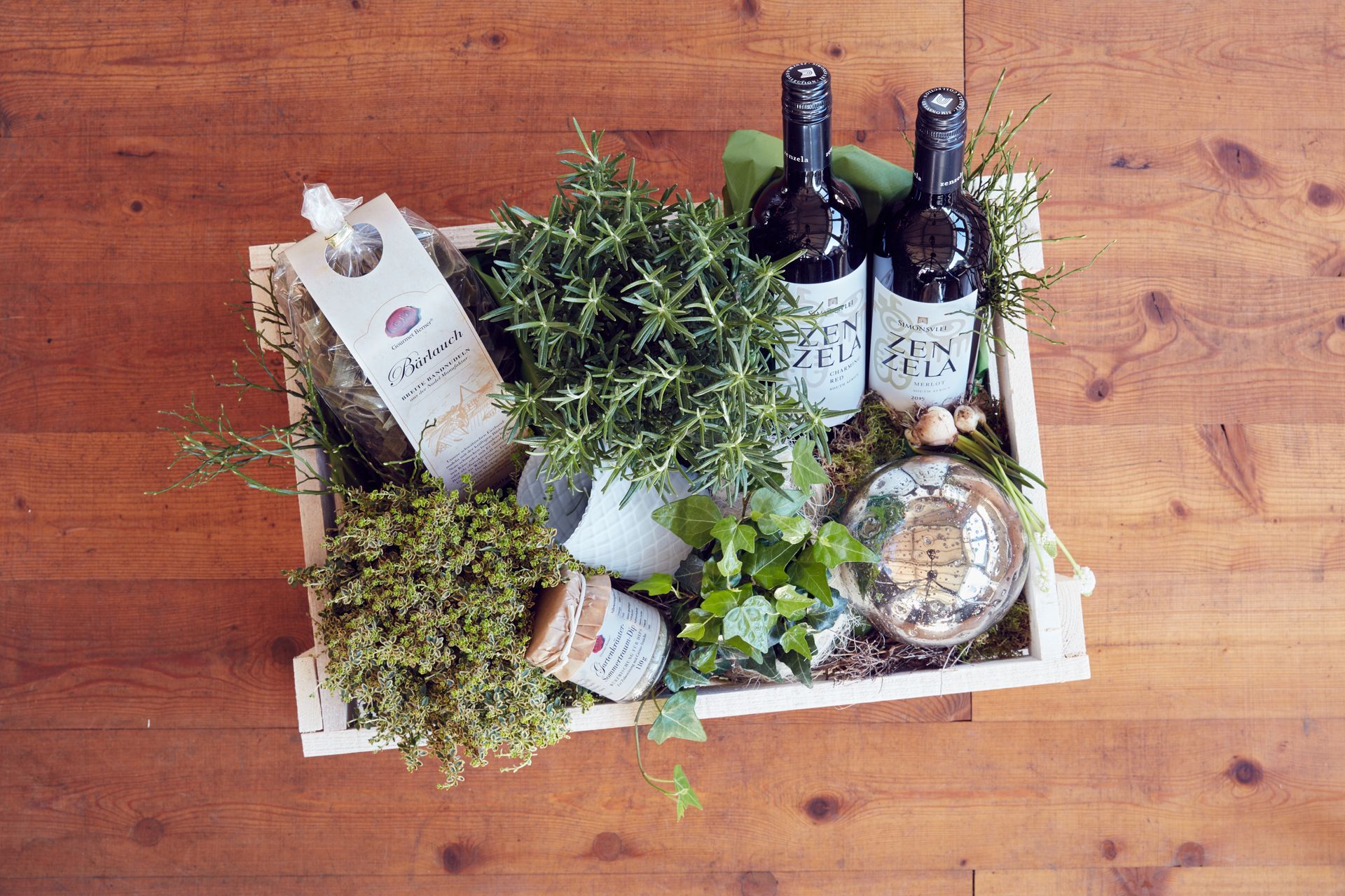 Geschenkkorb mit Feinkost und Pflanzen von Blümerant Lage