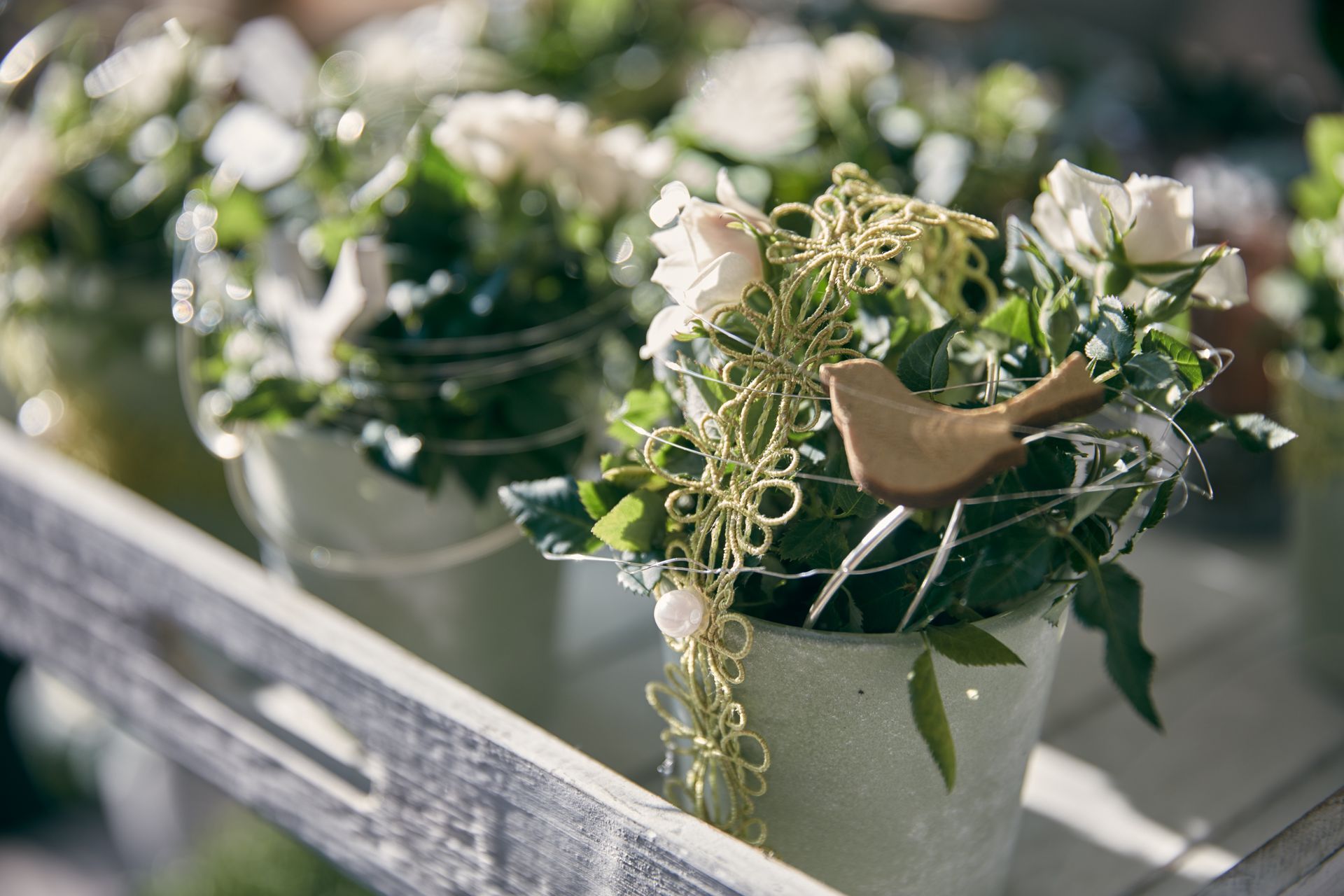 Blumenarrangements mit Deko im Stein-Übertopf als Geschenkidee