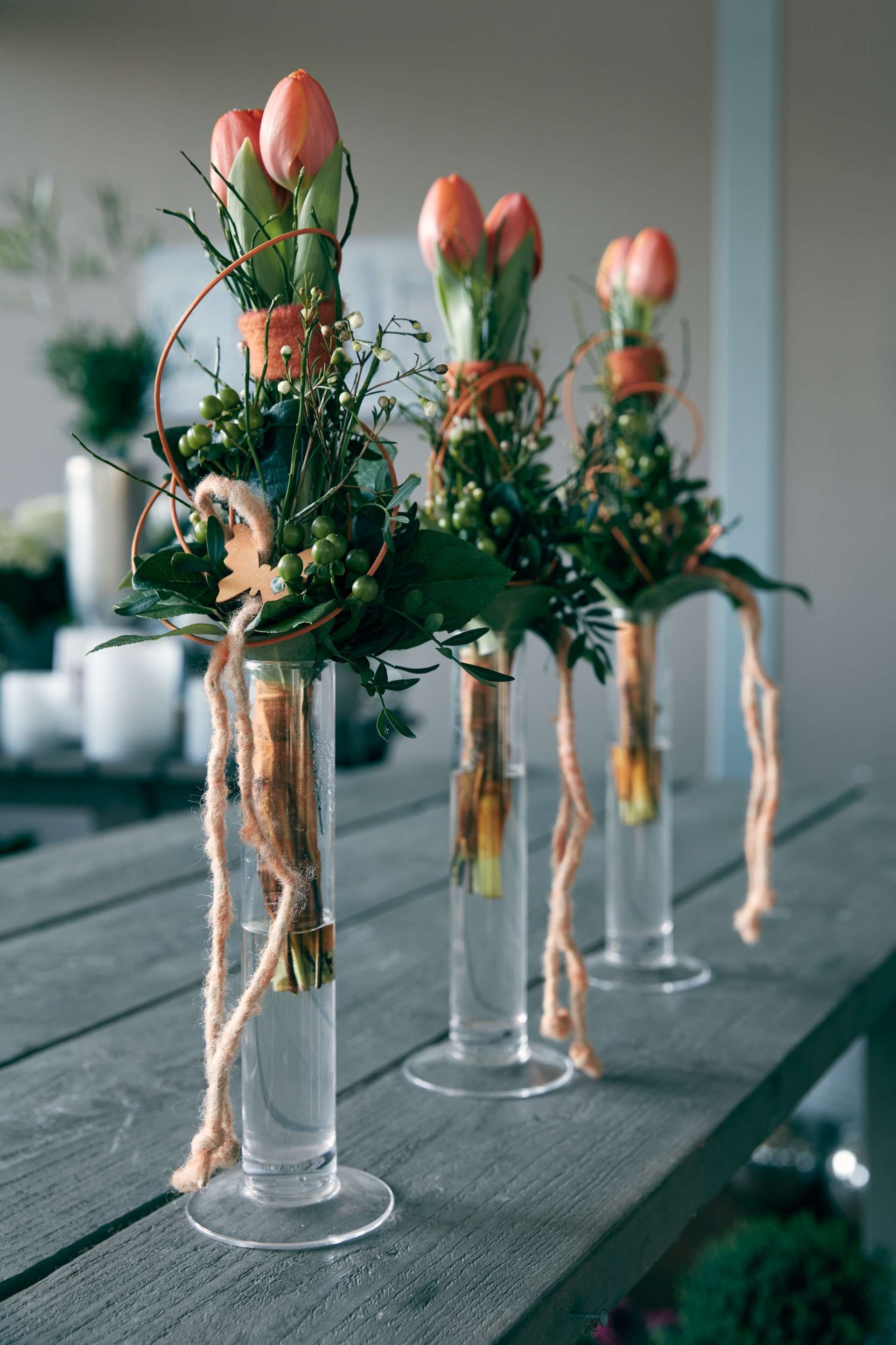 Blumenarrangements als Tischdeko für eine Hochzeit