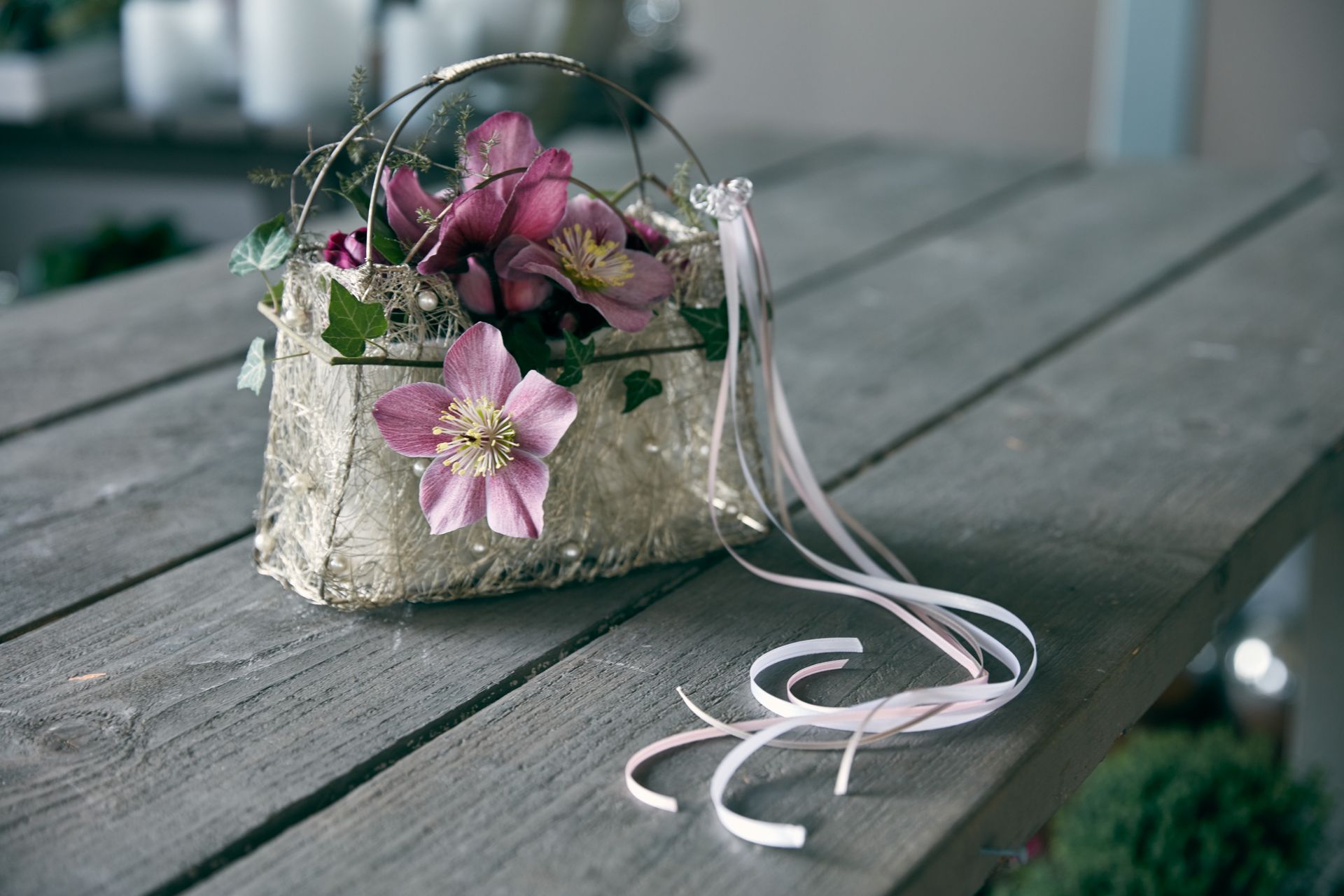 Pflanztopf in Form einer Handtasche mit Blumen als Tischdeko oder Präsentidee