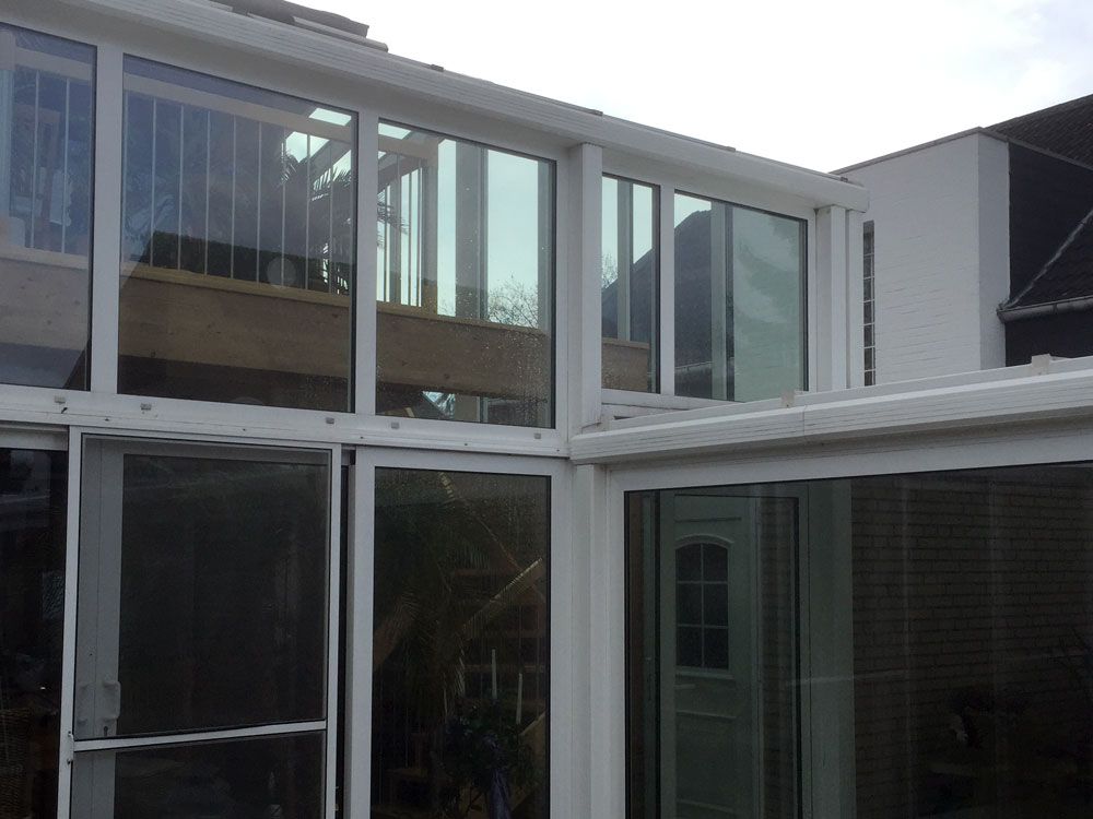 Ein weißes Gebäude mit vielen Fenstern und einer Tür