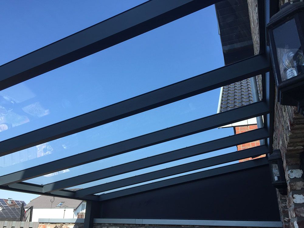 Ein Glasdach mit blauem Himmel im Hintergrund