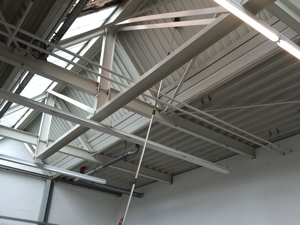 Die Decke eines Gebäudes, an der eine Leiter hängt