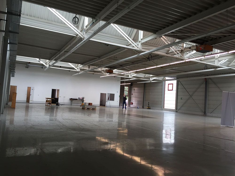 Eine große leere Lagerhalle mit einer weißen Decke