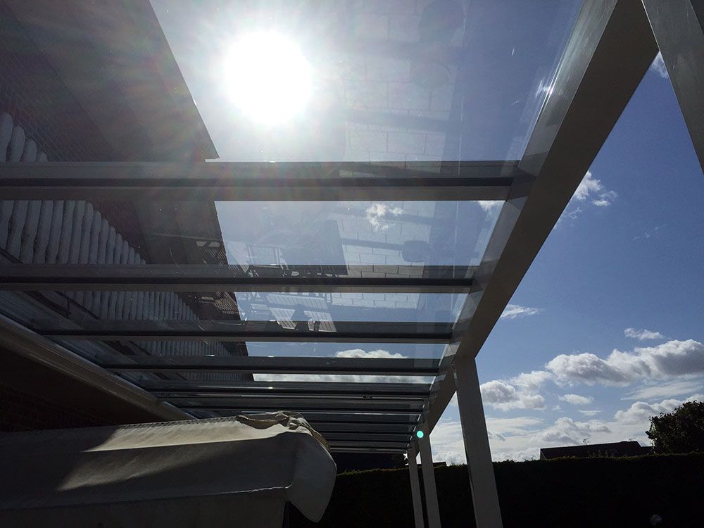 Die Sonne scheint durch das Glasdach eines Gebäudes