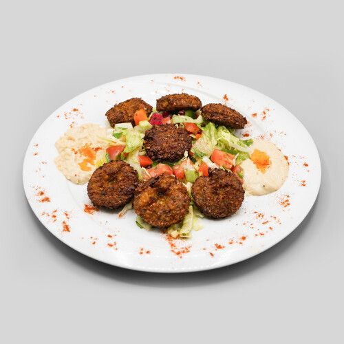 Ein Teller mit Falafel und Gemüse. Foto von Mama's Grillhaus.