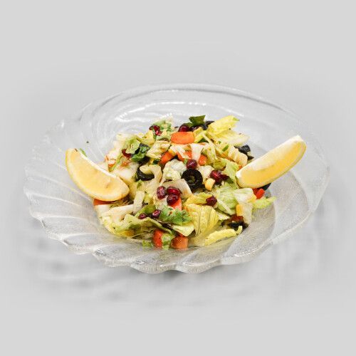 Ein Salat in einer Glasschüssel. Foto von Mama's Grillhaus.