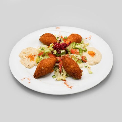 Ein Teller mit frittiertem Essen und Salat. Foto von Mama's Grillhaus.