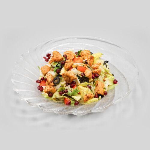 Ein Salat in einer Glasschüssel. Foto von Mama's Grillhaus.