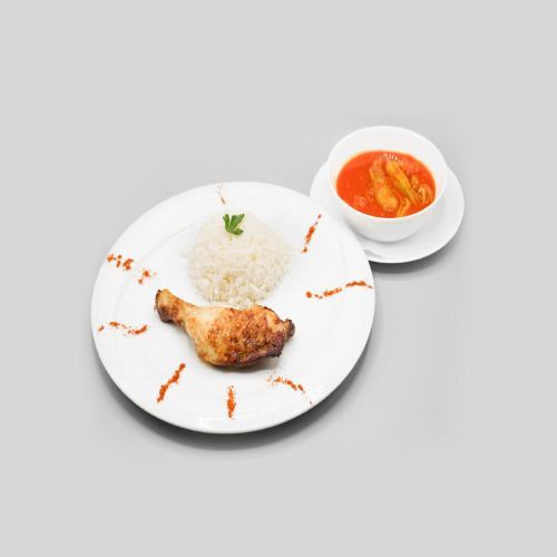 Ein Teller mit Reis und Hühnchen neben einer Schüssel Suppe. Foto von Mama's Grillhaus.