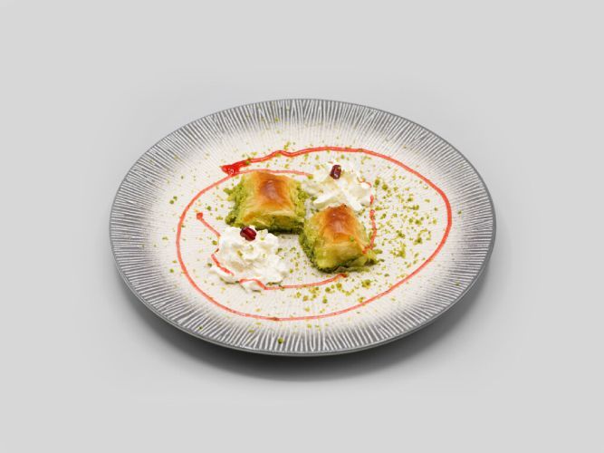 Ein Teller mit Essen. Foto von Mama's Grillhaus.