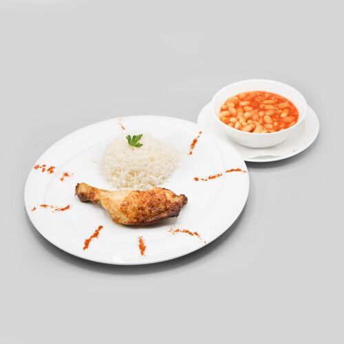 Ein Teller mit Reis und einer Schüssel Bohnen. Foto von Mama's Grillhaus.