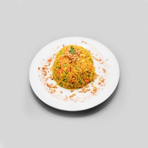 Ein Teller mit Reis und Gemüse. Foto von Mama's Grillhaus.