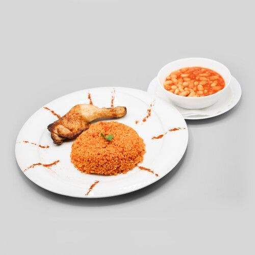 Ein Teller mit Reis und Hühnchen neben einer Schüssel Bohnen. Foto von Mama's Grillhaus.