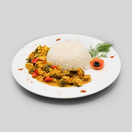 Ein Teller mit Reis und Gemüse. Foto von Mama's Grillhaus.