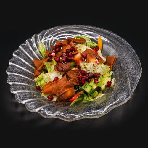 Ein Salat in einer Glasschüssel. Foto von Mama's Grillhaus.