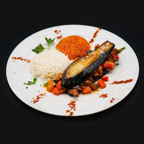 Ein Teller mit Reis und Gemüse. Foto von Mama's Grillhaus.