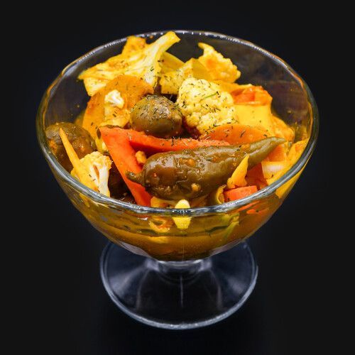 Eine Glasschüssel gefüllt mit verschiedenen Gemüsesorten. Foto von Mama's Grillhaus.