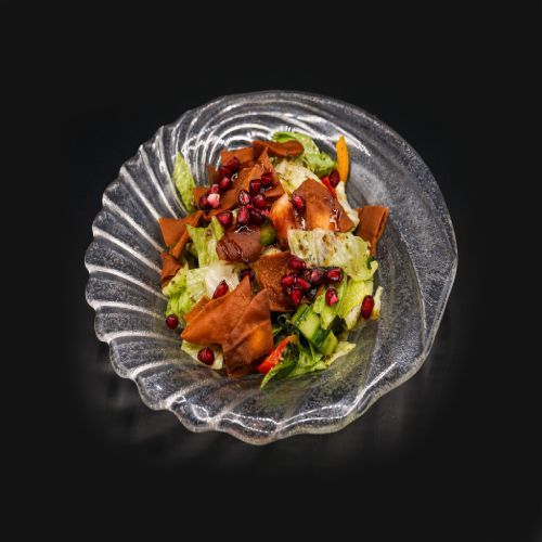 Ein Salat in einer Glasschüssel. Foto von Mama's Grillhaus.