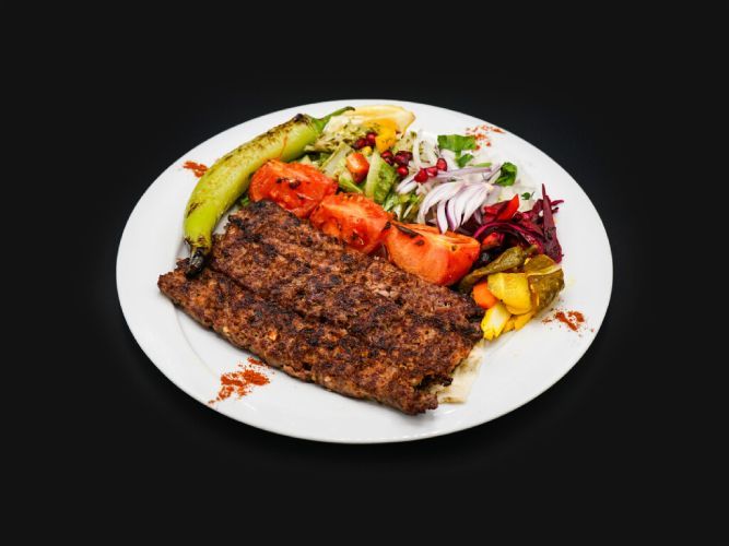 Ein Teller mit Fleisch und Gemüse. Foto von Mama's Grillhaus.