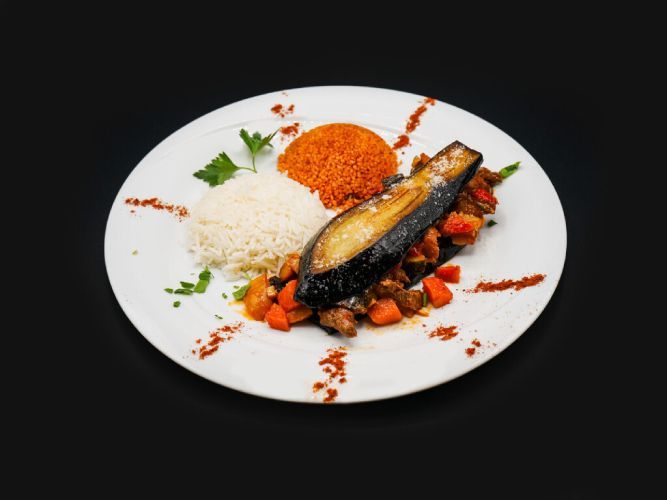 Ein Teller mit Reis und Gemüse. Foto von Mama's Grillhaus.