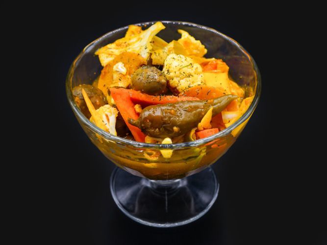 Eine Glasschüssel gefüllt mit verschiedenen Gemüsesorten. Foto von Mama's Grillhaus.