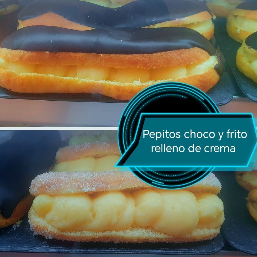 Pasteles con glaseado de chocolate y relleno de crema.