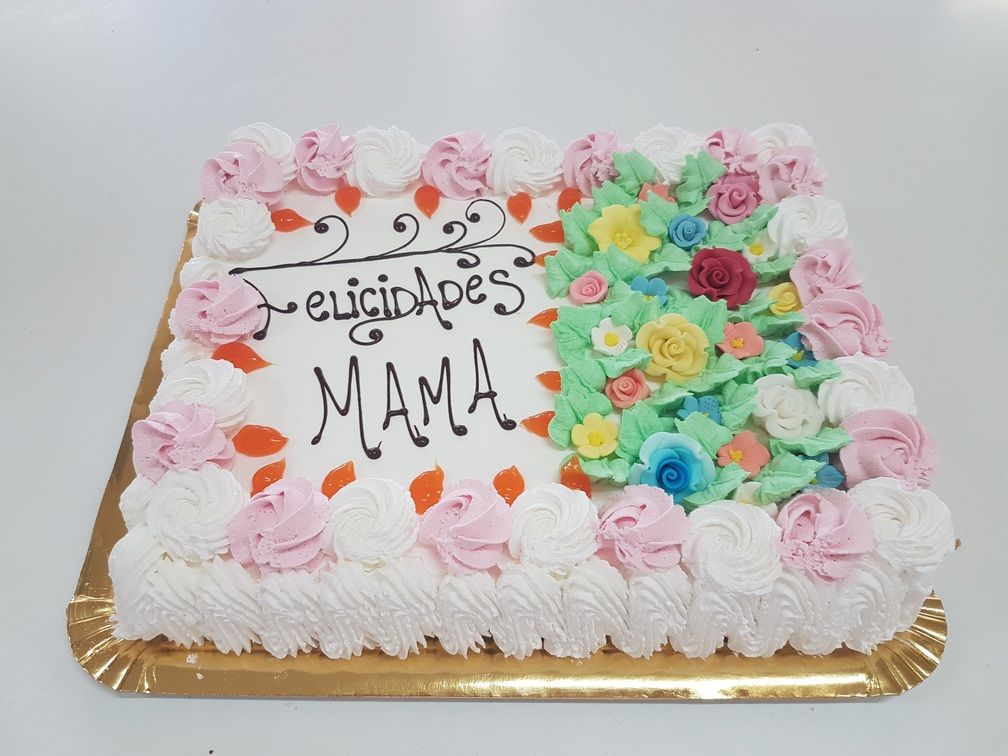 Pastel decorado con glaseado blanco, flores rosas y