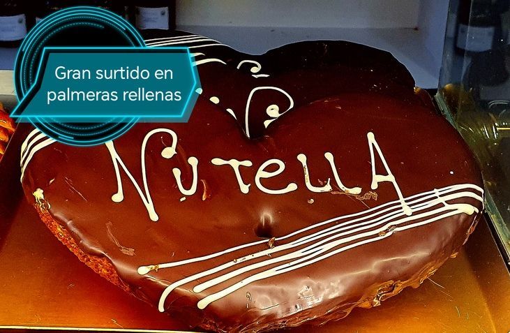 Pastel de Nutella en forma de corazón con glaseado blanco. Un cartel dice