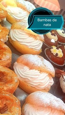 Exhibición de pasteles portugueses rellenos de crema,