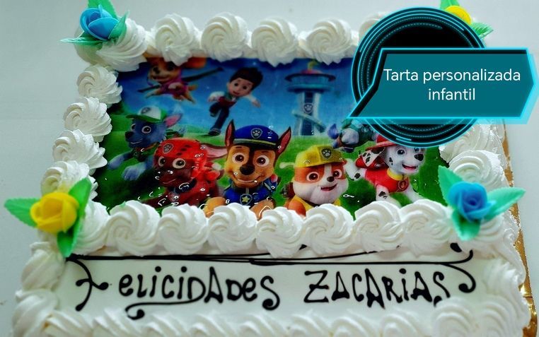 Pastel con personajes de Paw Patrol, texto