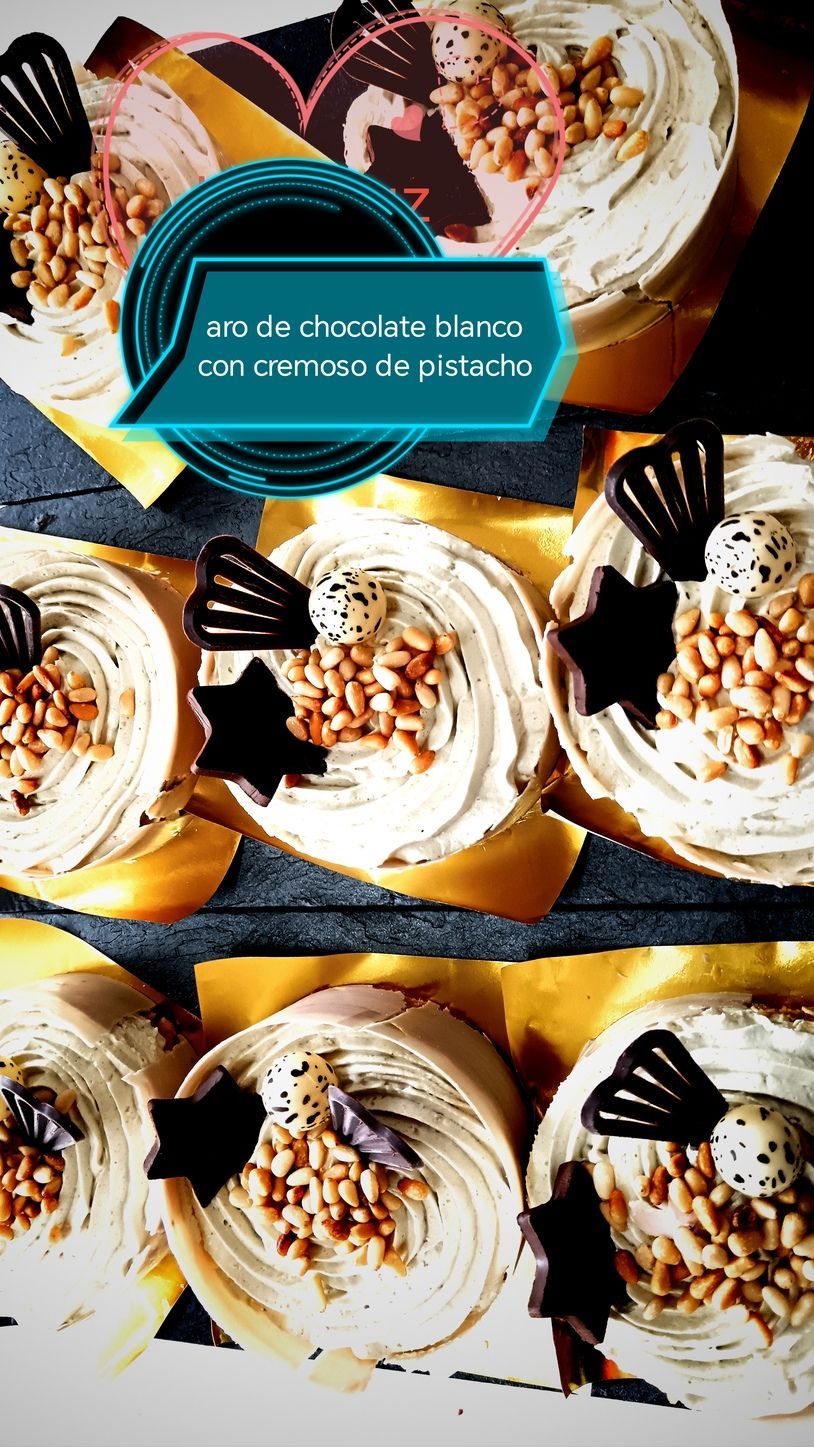 Pasteles de chocolate blanco con piñones, estrellas negras y un cuadro de texto verde azulado.