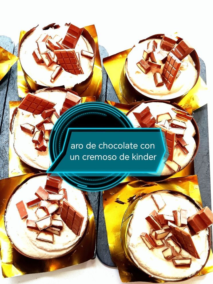 Postres de chocolate con cobertura cremosa y trozos de chocolate, sobre cartón dorado.