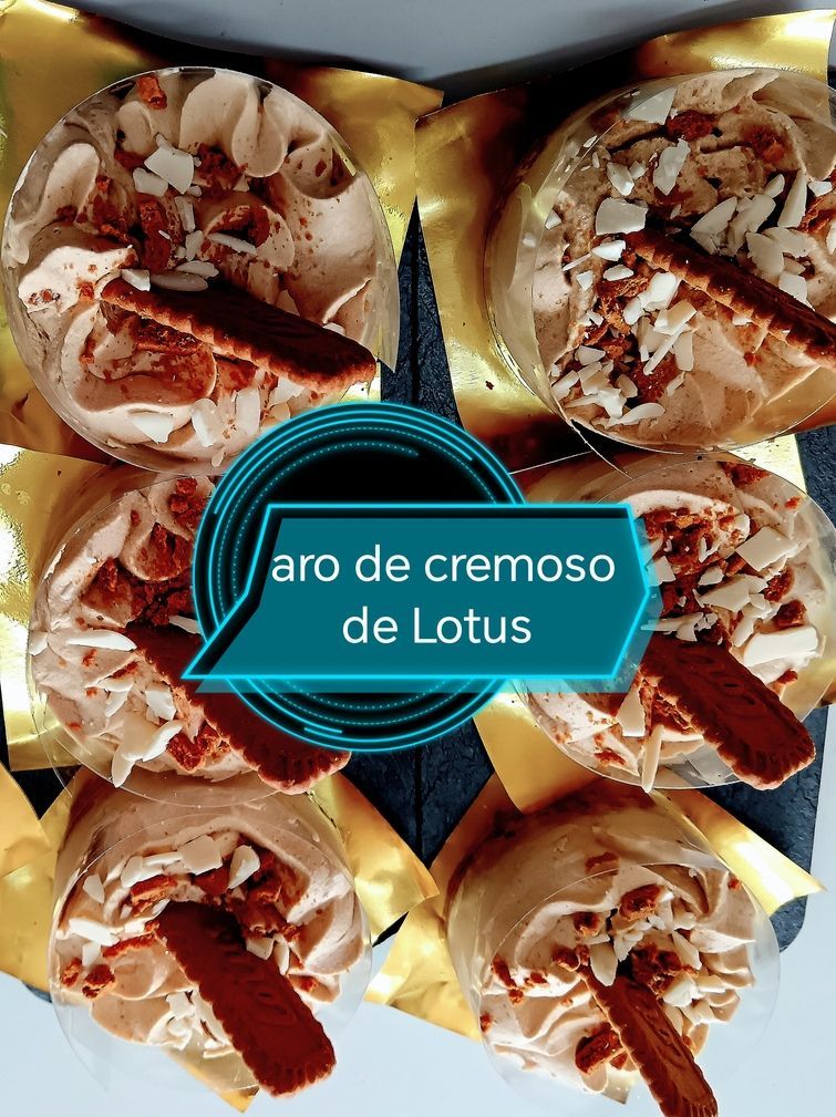 Seis postres de crema de loto en vasos transparentes, cubiertos con nueces y galletas, en envoltorios dorados.